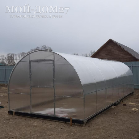 Теплица Сибирская Усиленная 8 метров с поликарбонатом | Мой-Дом27 | Каркас изготовлен из оцинкованной замкнутой трубы 20*20 мм.<br>
 Ширина - 3 метра. Высота - 2,1 метра. Длина 8 метров. <br>
 Выдерживаемая снеговая нагрузка - 100 кг/м2. Выдерживаемая ветровая нагрузка - до 15 м/с.<br>
 Расстояние между дугами 1 метр. <b>Толщина металла дуг 1,2 мм</b>. Ширина двери 0,96 метра.<br>